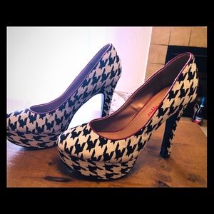 Houndstooth Pump